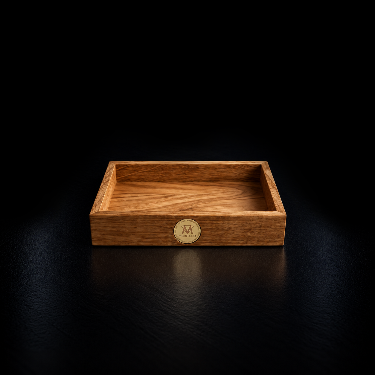 Lille Essensbakke i natur eg, 22 × 16 × 4 cm, kompakt bakke i lyst egetræ med messingmønt