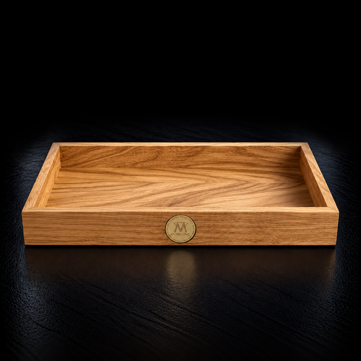 Essensbakke i natur eg, 32 × 22 × 4 cm, lys bakke i egetræ med Morelund-messingmønt på fronten